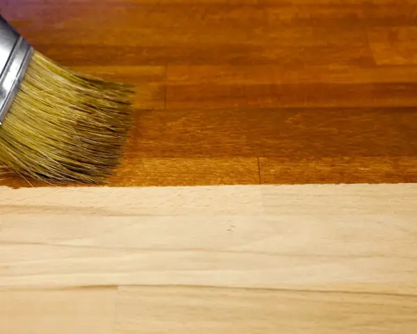 Application d'une teinture bois naturelle pour un fini chaleureux.