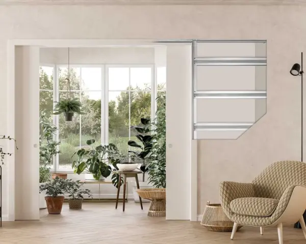 Vue d'un salon lumineux avec une grande baie vitrée donnant sur un jardin luxuriant. Un type de porte coulissante est visible, séparant l'espace intérieur de la véranda.