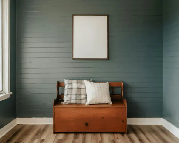 Avant/après : lambris repeint en bleu-gris, banc en bois avec coussins, cadre vide au mur.