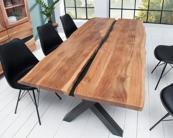 Table en acacia massif, design unique pour un entretien facile à l'intérieur. Chaises noires modernes.
