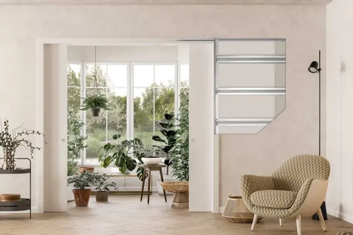 Vue d'un salon lumineux avec une grande baie vitrée donnant sur un jardin luxuriant. Un type de porte coulissante est visible, séparant l'espace intérieur de la véranda.