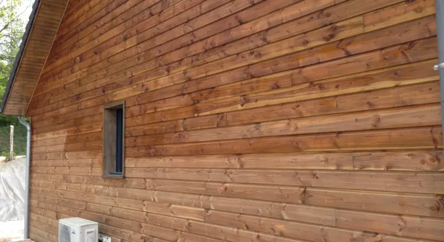 Bardage en bois Douglas traité, aspect chaleureux. Avis sur le saturateur bois Douglas : protection et esthétique réussies.