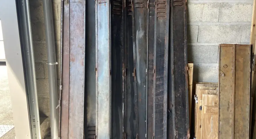 Plusieurs portes de casiers en fer, certaines rouillées, prêtes à peindre volets en fer sans décaper.