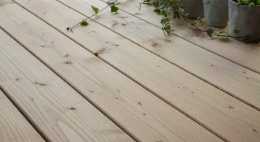Planches de bois Douglas, parfaites pour une terrasse durable. La durée de vie de ce bois est impressionnante.