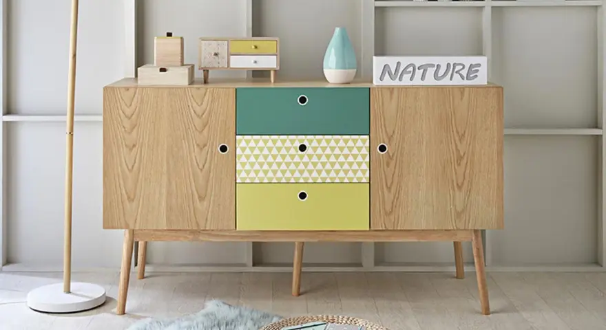 Un meuble en bois aux tiroirs colorés, parfait pour refaire votre intérieur avec style.