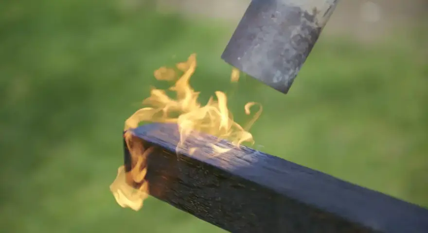 Application de la flamme sur un bois brulé japonais pour le protéger.