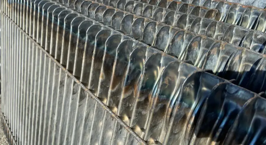 Radiateurs en acier brut, prêts pour un nouveau look. Comment enlever peinture sur radiateur acier ?