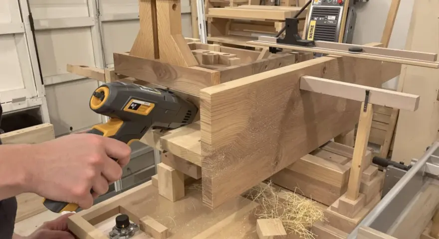 Utilisation d'un appareil pour enlever le saturateur bois sur une pièce de bois massive.