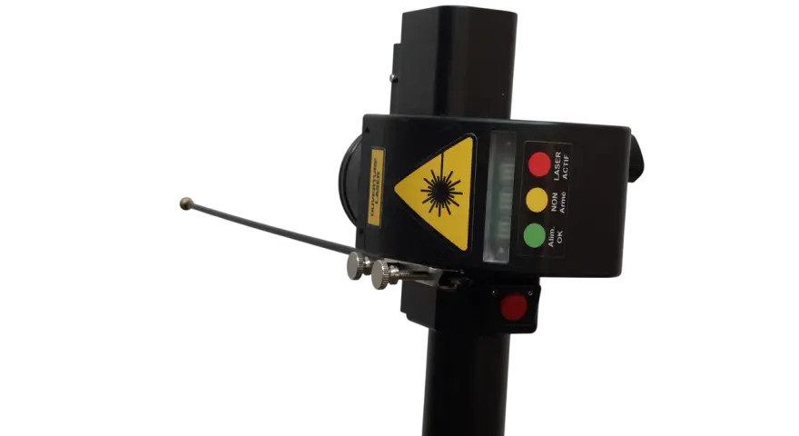 Un décapeur laser pour bois, avec indicateurs lumineux : alimentation OK, laser armé, laser actif.