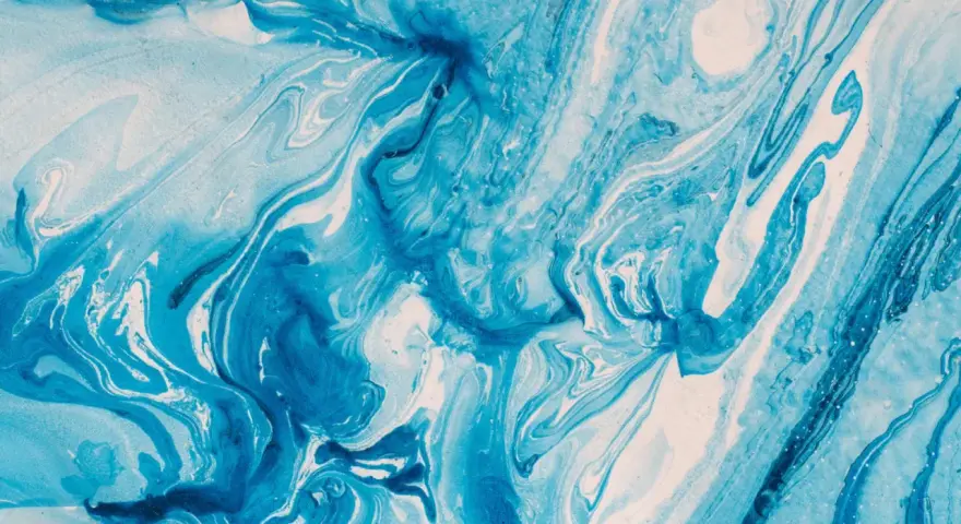 Abstraction aquatique aux nuances de bleu et blanc, évoquant le mouvement de l'eau. La peinture acrylique part à l'eau, créant des tourbillons fluides.