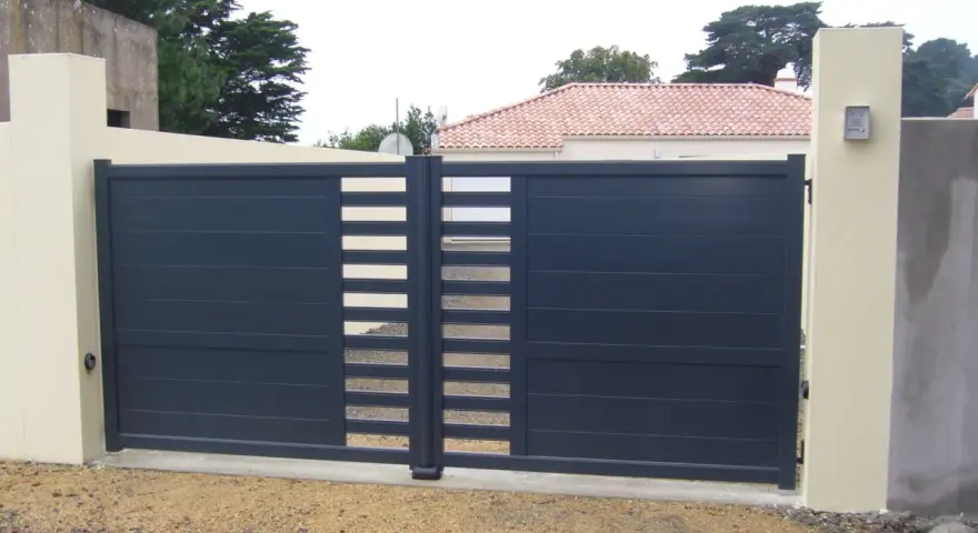 Portail gris anthracite moderne avec inserts clairs, monté sur gonds pour pose en applique.