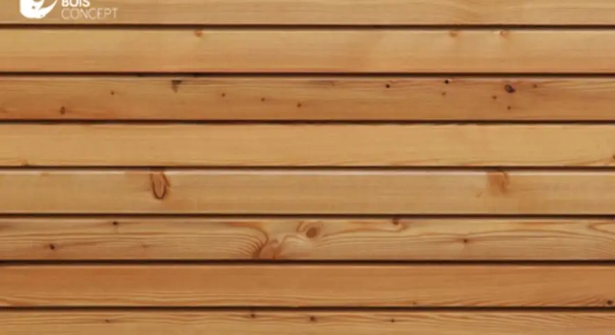 Bardage en bois naturel, classe 2, avec des lames horizontales aux nuances chaudes.