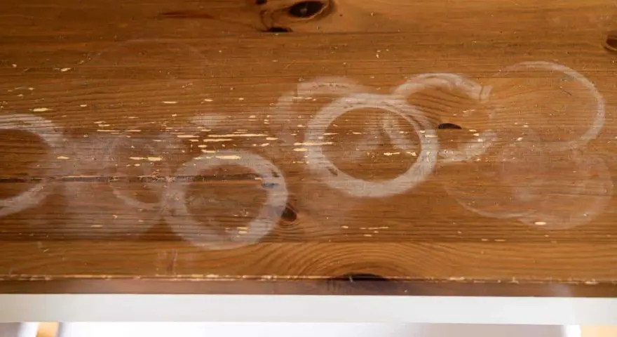 Taches blanches sur bois, traces de verres. Comment enlever tache de gras sur bois ?