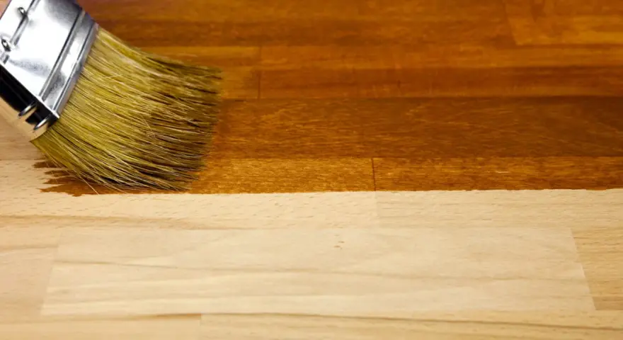 Application d'une teinture bois naturelle pour un fini chaleureux.