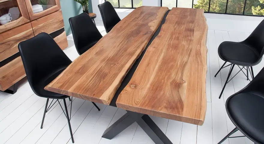 Table en acacia massif, design unique pour un entretien facile à l'intérieur. Chaises noires modernes.