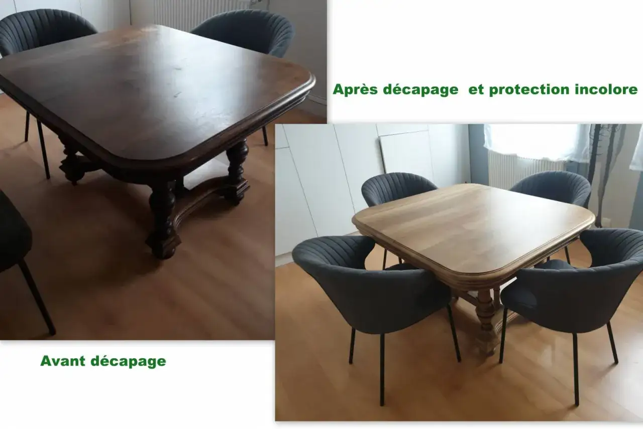 Avant/apr&egrave;s : une table en ch&ecirc;ne sombre, patin&eacute;e par le temps, est transform&eacute;e apr&egrave;s d&eacute;capage et protection incolore, r&eacute;v&eacute;lant sa beaut&eacute; naturelle.