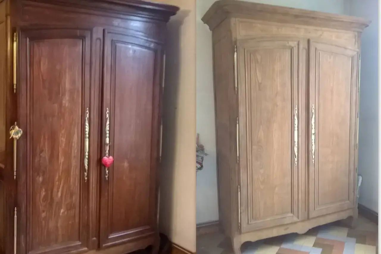Armoire en bois avant/apr&egrave;s d&eacute;capage. Le bois sombre et us&eacute; laisse place &agrave; une teinte claire et naturelle, pr&ecirc;te pour une nouvelle vie.