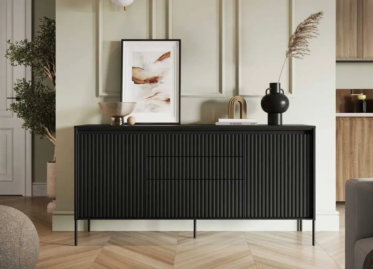 Buffet relook&eacute; noir et bois, avec un cadre photo abstrait, une plante et des vases.