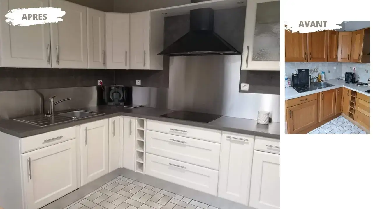Cuisine repeinte : avant/apr&egrave;s. Les meubles en bois ont &eacute;t&eacute; remplac&eacute;s par des meubles blancs modernes, donnant un coup de frais &agrave; la pi&egrave;ce.