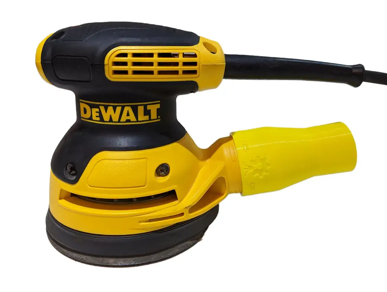 Ponceuse orbitale DeWalt jaune et noire, prête à lisser vos surfaces.