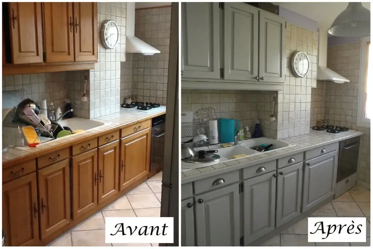 Avant/Apr&egrave;s : relooker porte placard cuisine. Les meubles de cuisine en bois ont &eacute;t&eacute; repeints en gris clair, transformant l'espace.