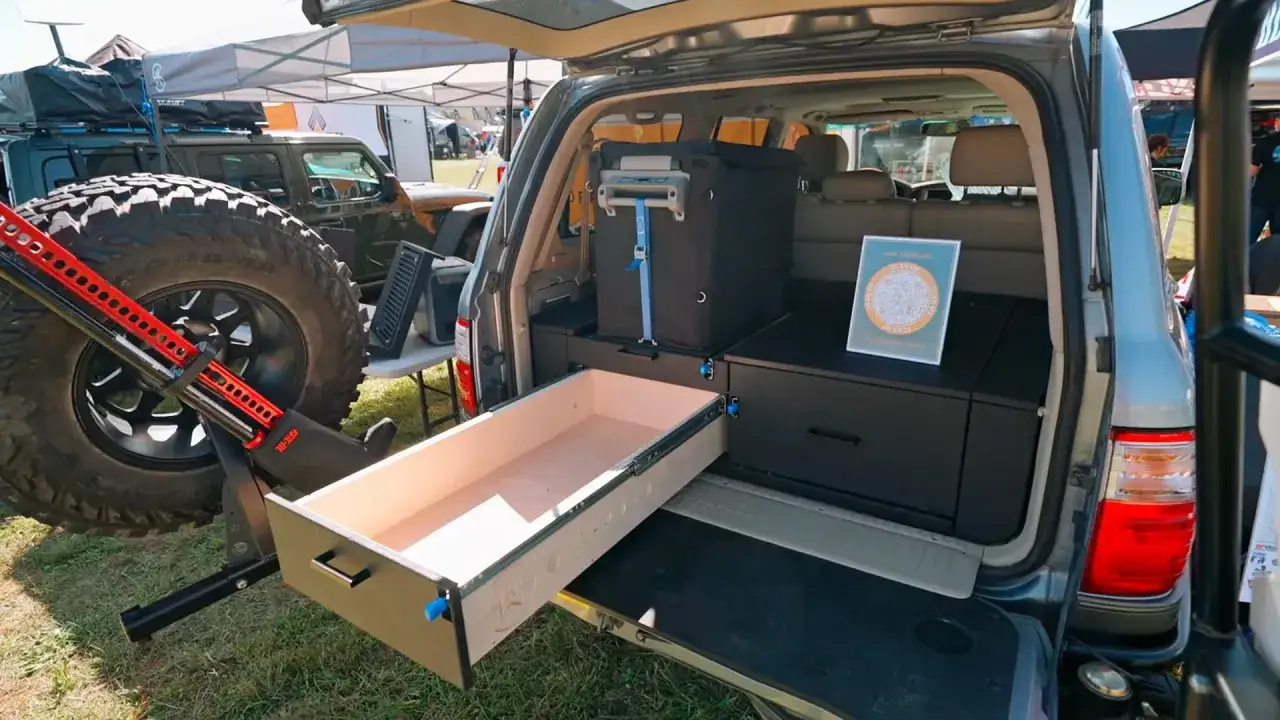 Aménagement de coffre de véhicule avec un tiroir coulissant en bois, idéal pour fabriquer un tiroir coulissant en bois pour le camping.