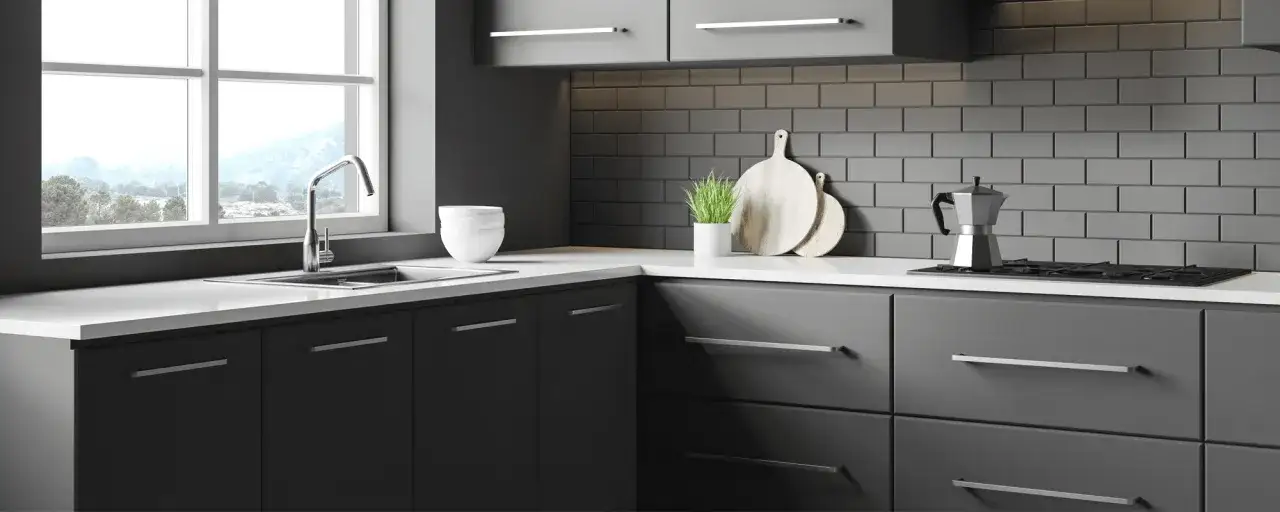 Cuisine moderne avec cr&eacute;dence carrel&eacute;e grise. Id&eacute;e pour r&eacute;nover sa cuisine sans changer les meubles : un nouveau plan de travail et une cr&eacute;dence transforment l'espace.