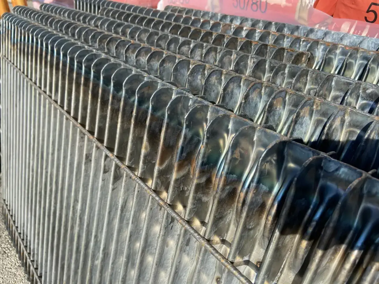 Radiateurs en acier brut, prêts pour un nouveau look. Apprenez comment enlever peinture sur radiateur acier pour une finition parfaite.