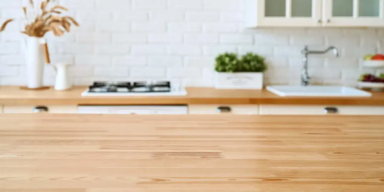 Plan de travail en bois clair, prêt à être vitrifié pour une cuisine moderne et lumineuse.