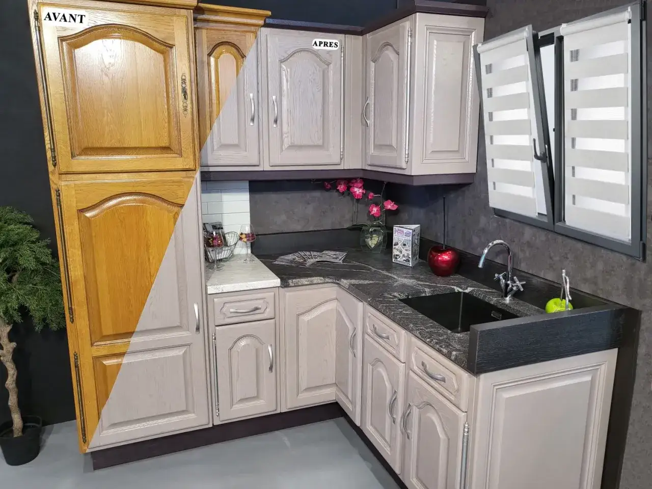Avant/après d'une rénovation cuisine bois. Les meubles en bois brut ont été repeints en gris clair, modernisant l'espace.