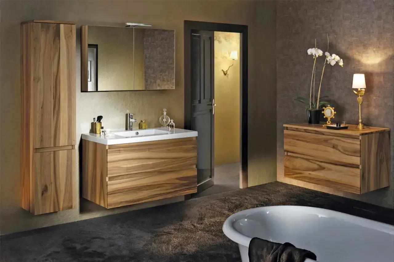 Meuble de salle de bain en bois de noyer, chaleureux et moderne. Quel bois pour meuble salle de bain ? Le noyer offre une belle finition.