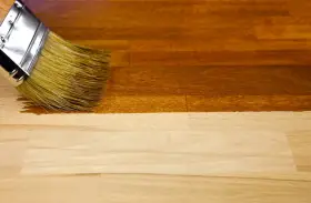 Application d'une teinture bois naturelle pour un fini chaleureux.
