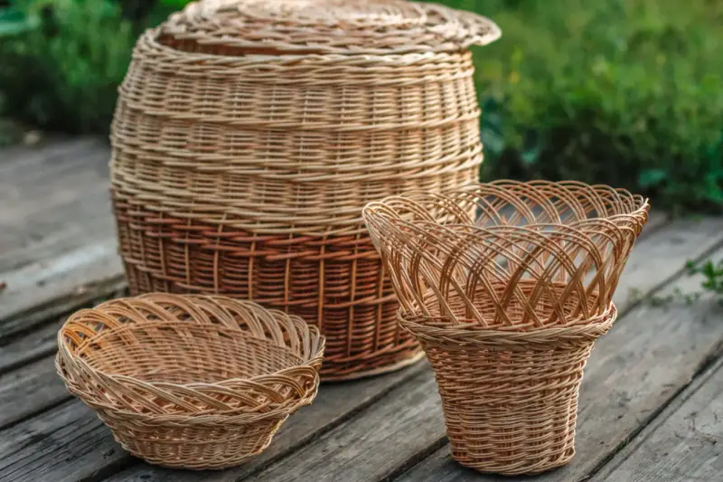 Trois paniers en rotin, dont un grand avec couvercle, prêts pour le nettoyage rotin avec vinaigre blanc.