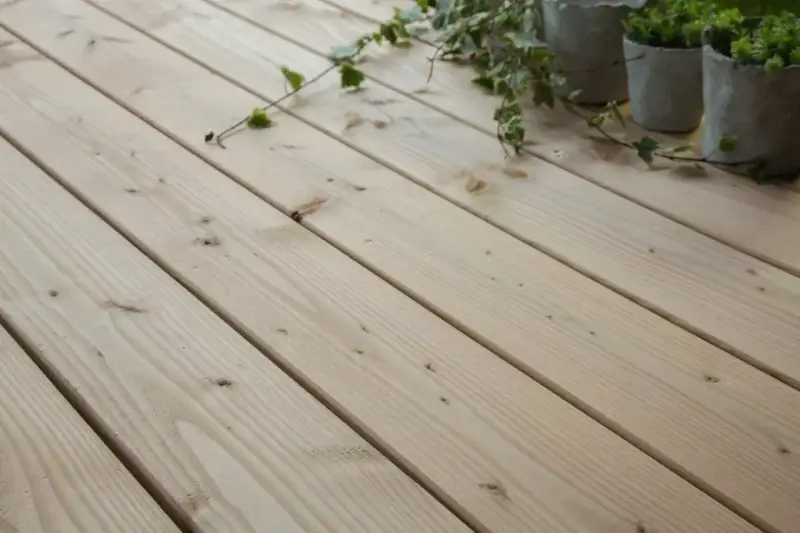 Planches de bois Douglas, parfaites pour une terrasse durable. La durée de vie de ce bois est impressionnante.