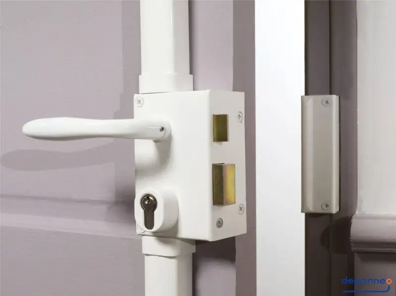 Détail du fonctionnement du barillet de serrure sur une porte blanche. Le mécanisme est visible avec sa poignée et son cylindre.