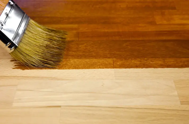 Application d'une teinture bois naturelle pour un fini chaleureux.